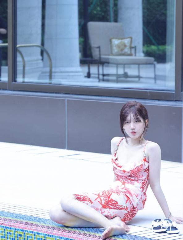 赵露思比基尼照片，赵露思身材这样了?深V泳装照,明眸皓齿、皮肤白皙